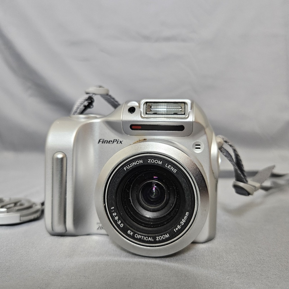 Fujifilm FinePix Digital Camera 2.0MP • 6x Optical Zoom‎ • Untested • Vintage...
